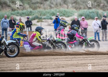 Neal Owen & Jason Farwell (12) mènent Clint Blondell & Richard Webb (10) lors du championnat Fylde ACU British Sand Racing Masters Championship à St Annes on Sea, Lancashire le dimanche 30 juillet 2023. (Photo : Ian Charles | MI News) crédit : MI News & Sport / Alamy Live News Banque D'Images