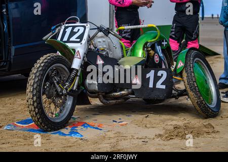 Une des tenues de side-car 1000cc appartenant à Neal Owen & Jason Farwell (12) lors du Championnat Fylde ACU British Sand Racing Masters à St Annes on Sea, Lancashire le dimanche 30 juillet 2023. (Photo : Ian Charles | MI News) crédit : MI News & Sport / Alamy Live News Banque D'Images