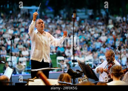 Christopher Wilkins dirige le Boston Landmarks Orchestra au Hatch Shell sur l'Esplanade, Boston Massachusetts Banque D'Images