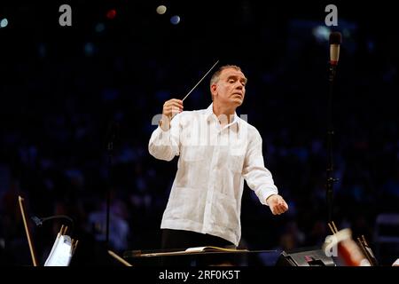 Christopher Wilkins dirige le Boston Landmarks Orchestra au Hatch Shell sur l'Esplanade, Boston Massachusetts Banque D'Images