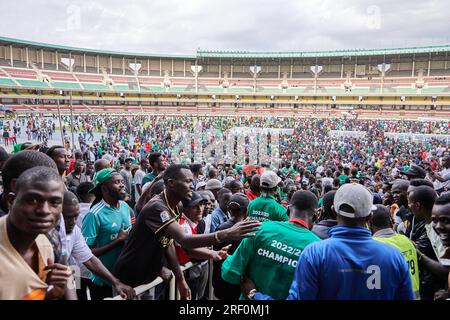 Nairobi, Kenya. 25 juin 2023. Fans sur le terrain. Nairobi City Stars contre Gor Mahia, Premier League kenyane. GOR Mahia a gagné 4-1, devenant champion de la première Ligue kenyane. Stade Kasarani. Crédit : XtraTimeSports (Darren McKinstry) / Alamy. Banque D'Images