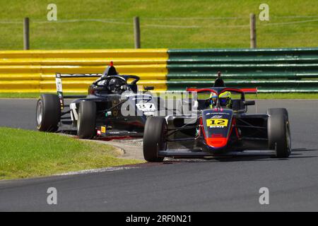 Dalton sur Tees, 29 juillet 2023. Coskun Irfan pilote pour Rodin Carlin et Deagen Fairclough pilote pour JHR Developments dans le ROKiT F4 British Championship au Croft circuit. Crédit : Colin Edwards Banque D'Images