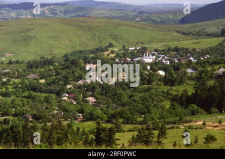 Comté de Neamt, Roumanie, 1999. Paysage avec vue sur le monastère de Varatec. Banque D'Images