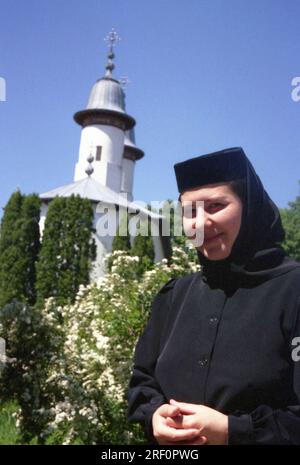 Comté de Neamt, Roumanie, 1999. Nonne au monastère de Varatec. Banque D'Images