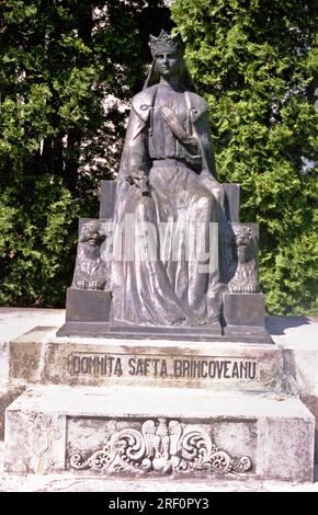 Monastère de Varatec, comté de Neamt, Roumanie, 1999. L'imposante statue de la noble roumaine et philanthrope Safta Brâncoveanu par le sculpteur Ion Jalea, Banque D'Images