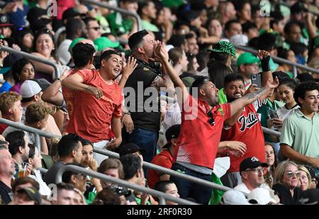 Les supporters du FC Juarez acclament un but en seconde mi-temps lors d'un match de football de la coupe des ligues au stade Q2 d'Austin le 29 juillet 2023. FC Juarez a dominé l'action pour gagner, 3-1 contre Austin FC dans le jeu de groupe, et a éliminé Austin de la compétition de coupe. ©Bob Daemmrich Banque D'Images