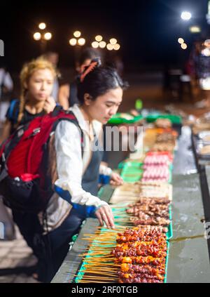 Dumaguete, Negros Island, Philippines-janvier 29 2023 : tous les soirs, près du front de mer, un grand choix de brochettes, snacks viateux sont préparés et disp Banque D'Images