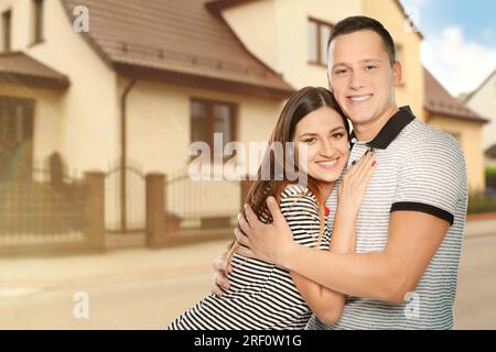 Rêvez à la maison. Couple heureux près de grande belle maison. Espace pour le texte Banque D'Images