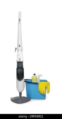 Balai à vapeur moderne et seau avec différentes fournitures de nettoyage isolé sur blanc Banque D'Images