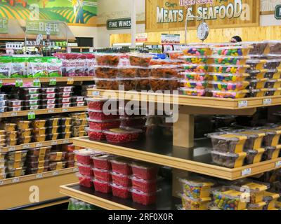 Produits alimentaires préemballés exposés dans un supermarché Banque D'Images