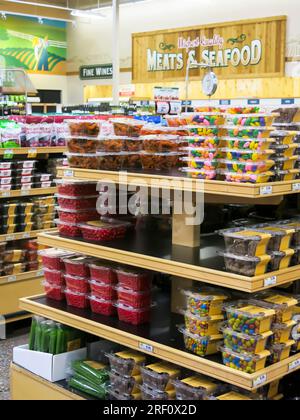 Produits alimentaires préemballés exposés dans un supermarché Banque D'Images