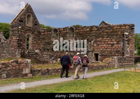 Île d'Iona, Écosse, Royaume-Uni. 6 juin 2023. Les touristes visitant le Iona Nunnery sur l'un des couvents médiévaux les mieux conservés au Royaume-Uni. Île d'Iona, Royaume-Uni Banque D'Images