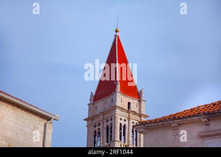 Tour de l'église de Saint Nicholas à Trogir, Croatie . Dôme rouge de l'église médiévale Banque D'Images