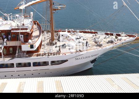 Une vue latérale montrant la proue du «Sea Cloud Spirit», un voilier de croisière de 78 millions de livres sterling avec un chef deux étoiles Michelin, amarré à Gibraltar, avril 2023. Banque D'Images