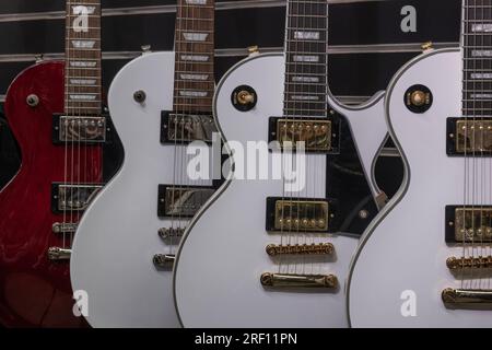 Muncie - 10 juillet 2023 : exposition de guitare les Paul dans un magasin de musique. Les guitares Paul sont polyvalentes pour de nombreux styles de musique du Jazz au Blues en passant par le Rock. Banque D'Images