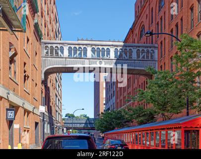 Chelsea : cette passerelle, maintenant inactive, reliait l’usine Nabisco (aujourd’hui Chelsea Market) à ses bureaux de l’autre côté de la West 15th Street. Banque D'Images