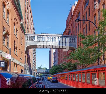 Chelsea : cette passerelle, maintenant inactive, reliait l’usine Nabisco (aujourd’hui Chelsea Market) à ses bureaux de l’autre côté de la West 15th Street. Banque D'Images