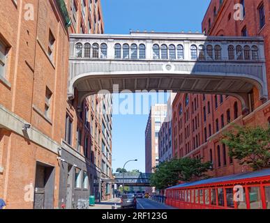 Chelsea : cette passerelle, maintenant inactive, reliait l’usine Nabisco (aujourd’hui Chelsea Market) à ses bureaux de l’autre côté de la West 15th Street. Banque D'Images