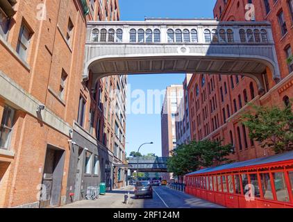 Chelsea : cette passerelle, maintenant inactive, reliait l’usine Nabisco (aujourd’hui Chelsea Market) à ses bureaux de l’autre côté de la West 15th Street. Banque D'Images