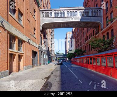 Chelsea : cette passerelle, maintenant inactive, reliait l’usine Nabisco (aujourd’hui Chelsea Market) à ses bureaux de l’autre côté de la West 15th Street. Banque D'Images