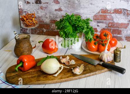 Nature morte avec tomates, oignons, ail, poivre et laitue Banque D'Images