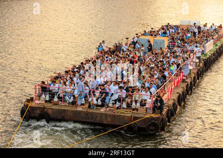 Osaka, Japon - 25 juillet 2023 : Péniche bondée sur la rivière pendant le festival d'été Tenjin Banque D'Images