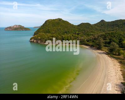 Vue aérienne par drone de la plage d'Ao Manao à Prachuap Khiri Khan, Thaïlande. Banque D'Images