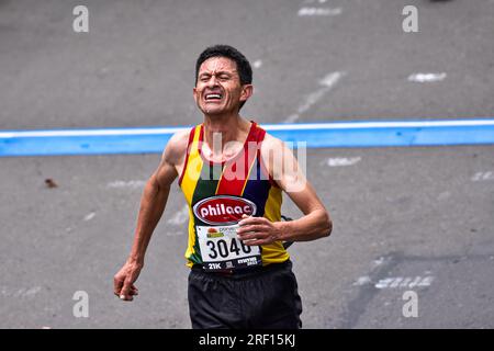 Bogota, Colombie. 30 juillet 2023. Un concurrent est vu fatigué après avoir franchi la ligne d'arrivée lors du semi-marathon de Bogota 2023, où Omar ait Chitachen du Maroc a gagné avec un temps de 1:03:50 sur la catégorie masculine de 21km et Daidy Kimeli du Kenya a gagné la catégorie féminine de la même course avec un temps de 1:15:12, À Bogota, Colombie, le 30 juillet 2023. Photo : Cristian Bayona/long Visual Press crédit : long Visual Press/Alamy Live News Banque D'Images