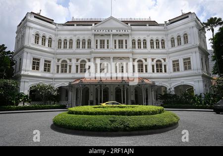 Singapour - 27 juillet 2023 ; extérieur et parvis de l'hôtel historique Raffles par une chaude journée d'été, Singapour. Banque D'Images