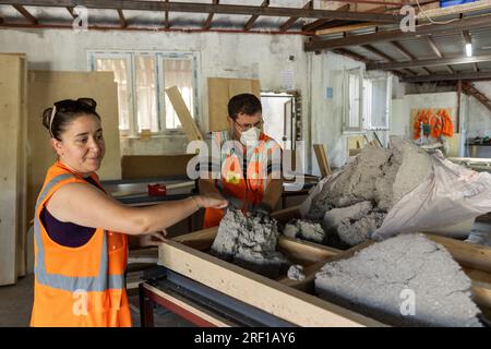 PRODUCTION - 18 juillet 2023, Turquie, Antakya : architecte Gizem Cabarogulari du projet 'Yuva' (Nest) au travail. Dans le district de Samandag, des bénévoles construisent des maisons écologiques en bois que des entreprises ou des particuliers peuvent faire don aux victimes du tremblement de terre par l’intermédiaire d’une organisation partenaire. Le projet « Yuva » (Nest) emploie 15 femmes et 15 hommes de la région qui ont eux-mêmes été touchés par le tremblement de terre. Abris d'urgence dans la chaleur et les champs de gravats - six mois après les tremblements de terre dans le sud-est de la Turquie le 6 février, les gens en subissent encore les conséquences. Photo : Bradl Banque D'Images