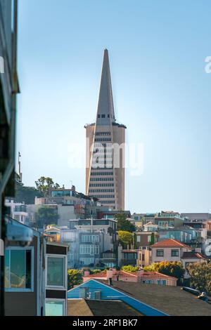 La Transamerica Pyramid domine les gratte-ciel de San Francisco, témoignage de l'ambition architecturale et du charme urbain de la ville. Banque D'Images