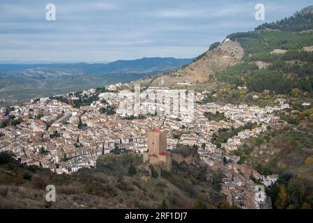 Vues sur le château de Yedra et la ville de Cazorla, dans la province de Jaen, Andalousie, Espagne. Banque D'Images