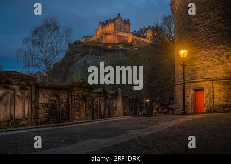 Vue nocturne panoramique du château d'Édimbourg depuis les jardins de Princess Street, en Écosse Banque D'Images
