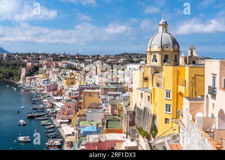 Maisons traditionnelles colorées de Corricella avec vue sur la mer, Procida, Campanie, Italie Banque D'Images