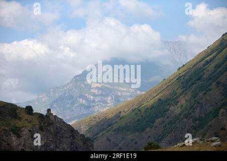 Montagnes boisées de Géorgie sur fond de ciel nuageux. Banque D'Images