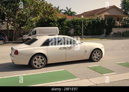 Miami, Floride USA - 15 avril 2021 : Rolls-Royce Ghost 2011 voiture blanche, vue latérale. Banque D'Images