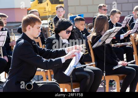 09 mai 2021. Biélorussie, la ville de Gomil. Vacances dans les rues de la ville. Un orchestre musical se produit dans la rue. Banque D'Images