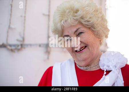 28 avril 2022. Biélorussie, la ville de Gomil. Vacances dans la rue de la ville. Portrait d'une femme âgée drôle, elle sourit à la caméra. Un neuf Banque D'Images