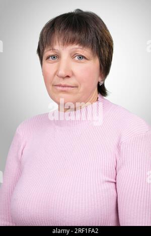 Photographier les personnes âgées ordinaires. Portrait d'une femme d'âge moyen ordinaire aux cheveux courts Banque D'Images