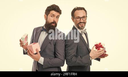 Boutique en ligne. succès et récompense. esthete. partenaires d'affaires sur la réunion isolée sur blanc. les hommes barbus tiennent le cadeau de la saint-valentin. joyeux anniversaire shopping. b Banque D'Images
