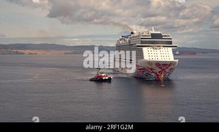 Victoria, Canada - 28 juin 2019 : navires de croisière océanique du pacifique dans le port de bord de mer sur le paysage océanique pittoresque. Banque D'Images