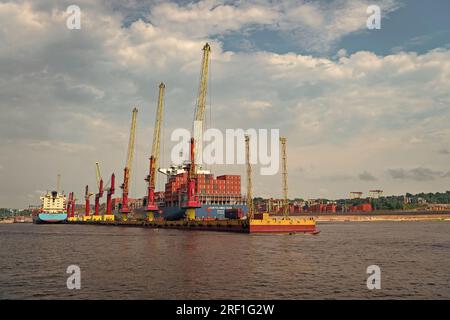 Manaus, Brésil - 04 décembre 2015 : Maersk Bartolomeu dias cargo tanker dans le port. Banque D'Images