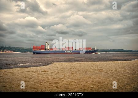 Manaus, Brésil - 04 décembre 2015 : Alianca cargo tanker avec conteneurs. Banque D'Images