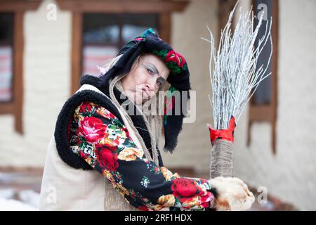 Hutte sur des pattes de poulet maison de Baba Yaga un personnage d'un conte  folklorique russe traditionnel Photo Stock - Alamy