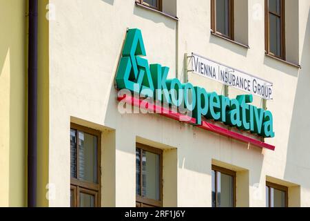 FRYDEK-MISTEK, RÉPUBLIQUE TCHÈQUE - 28 MAI 2023 : bannière avec un logo de la compagnie d'assurance Kooperativa à Frydek-Mistek Banque D'Images