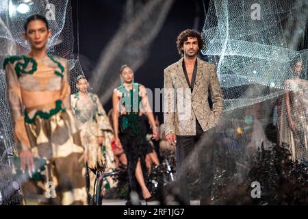 New Delhi, Inde. 30 juillet 2023. Les mannequins présentent des créations de la designer indienne Anamika Khanna lors de la FDCI India Couture week 2023 à New Delhi, Inde, le 30 juillet 2023. Crédit : Javed Dar/Xinhua/Alamy Live News Banque D'Images