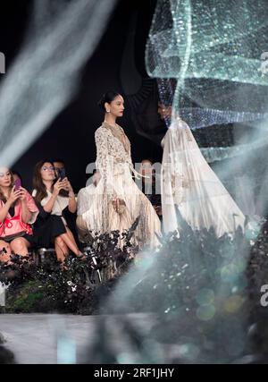 New Delhi, Inde. 30 juillet 2023. Les mannequins présentent des créations de la designer indienne Anamika Khanna lors de la FDCI India Couture week 2023 à New Delhi, Inde, le 30 juillet 2023. Crédit : Javed Dar/Xinhua/Alamy Live News Banque D'Images