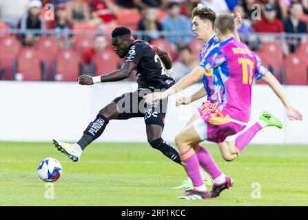 Toronto, Canada. 30 juillet 2023. Jordy Josue Caicedo Medina (L) d’Atlas FC tire lors du match de la coupe des ligues 2023 entre le Toronto FC et l’Atlas FC au BMO Field à Toronto, Canada, le 30 juillet 2023. Crédit : Zou Zheng/Xinhua/Alamy Live News Banque D'Images