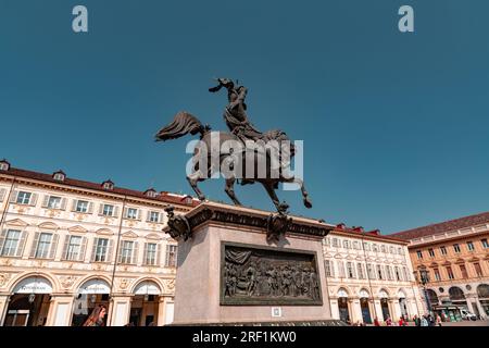 Turin, Italie - 28 mars 2022 : Piazza San Carlo est l'une des principales places de Turin. Il a été aménagé au 16e et 17e siècle et est un exemple Banque D'Images