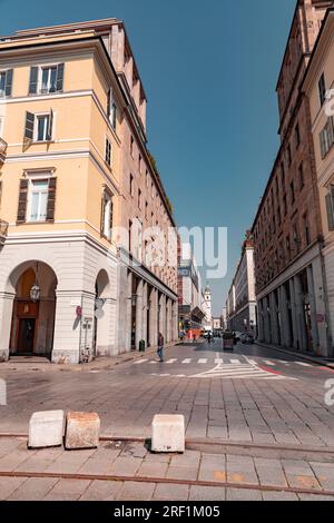 Turin, Italie - 28 mars 2022 : la via Roma est une artère vitale et un centre commercial de luxe qui pulsent dans le centre historique de Turin, le Piémont, en Italie Banque D'Images